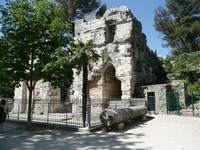 Nimes temple de Diane.jpg